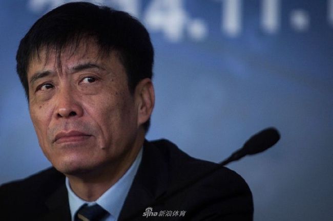 女生扒开裤子让男生捅