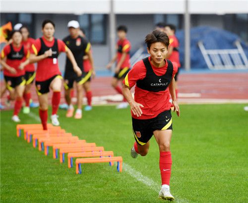 老师脱了裙子坐了上去电影