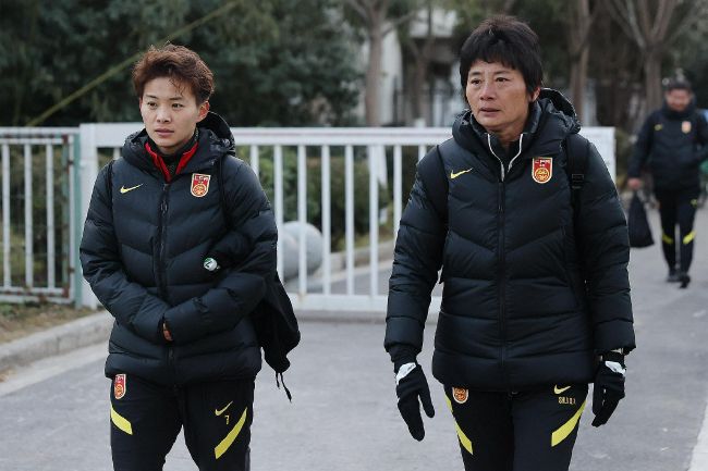 巧克力棒戳进甜甜圈视频