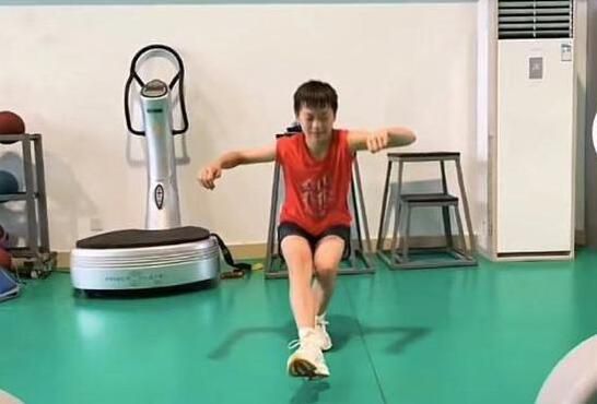 bl双性晾臀扇打屁股play