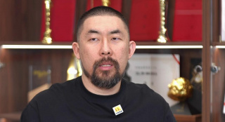 把英语课代表按到桌子上抄